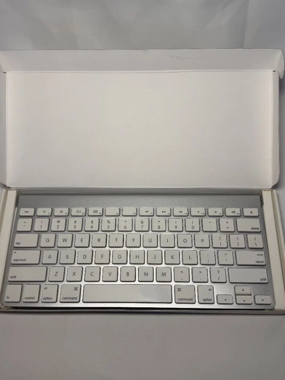 Apple Wireless Keyboard MC184LL/B Model #A1314 Silver White Box Tested Working